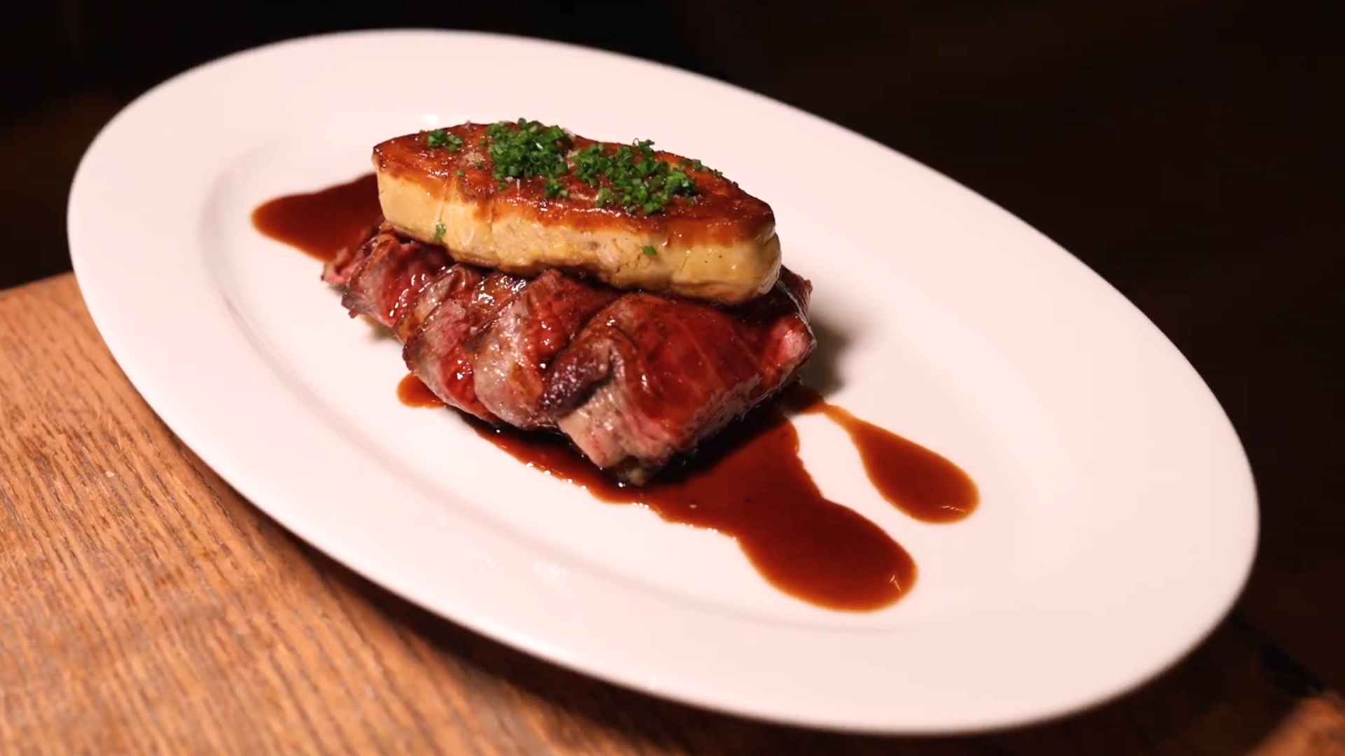 Solomillo de ternera con foie y salsa de trufa sobre pastel de patata