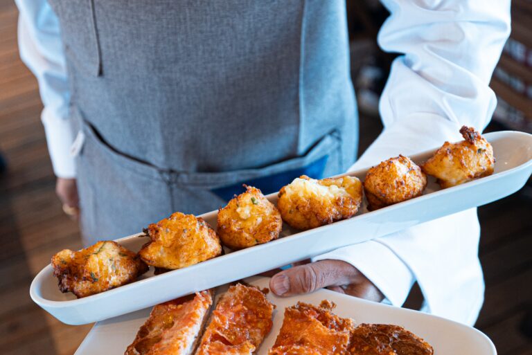 Buñuelos de bacalao dorados recién fritos en Restaurant Barceloneta, en el Moll dels Pescadors